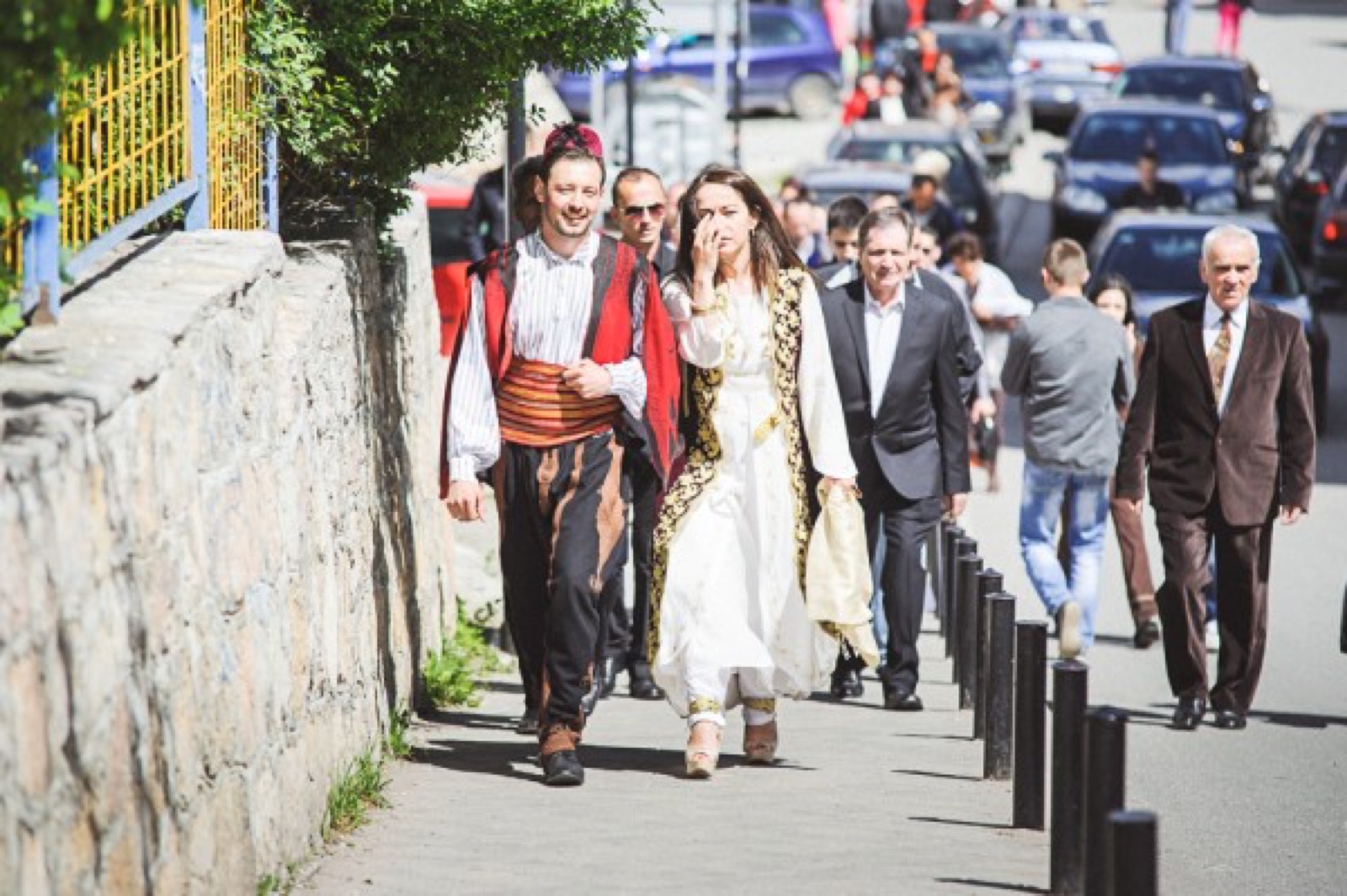 Povorka u tradicionalnim nošnjama kroz centar Rožaja ka džamiji Sultan Murat II