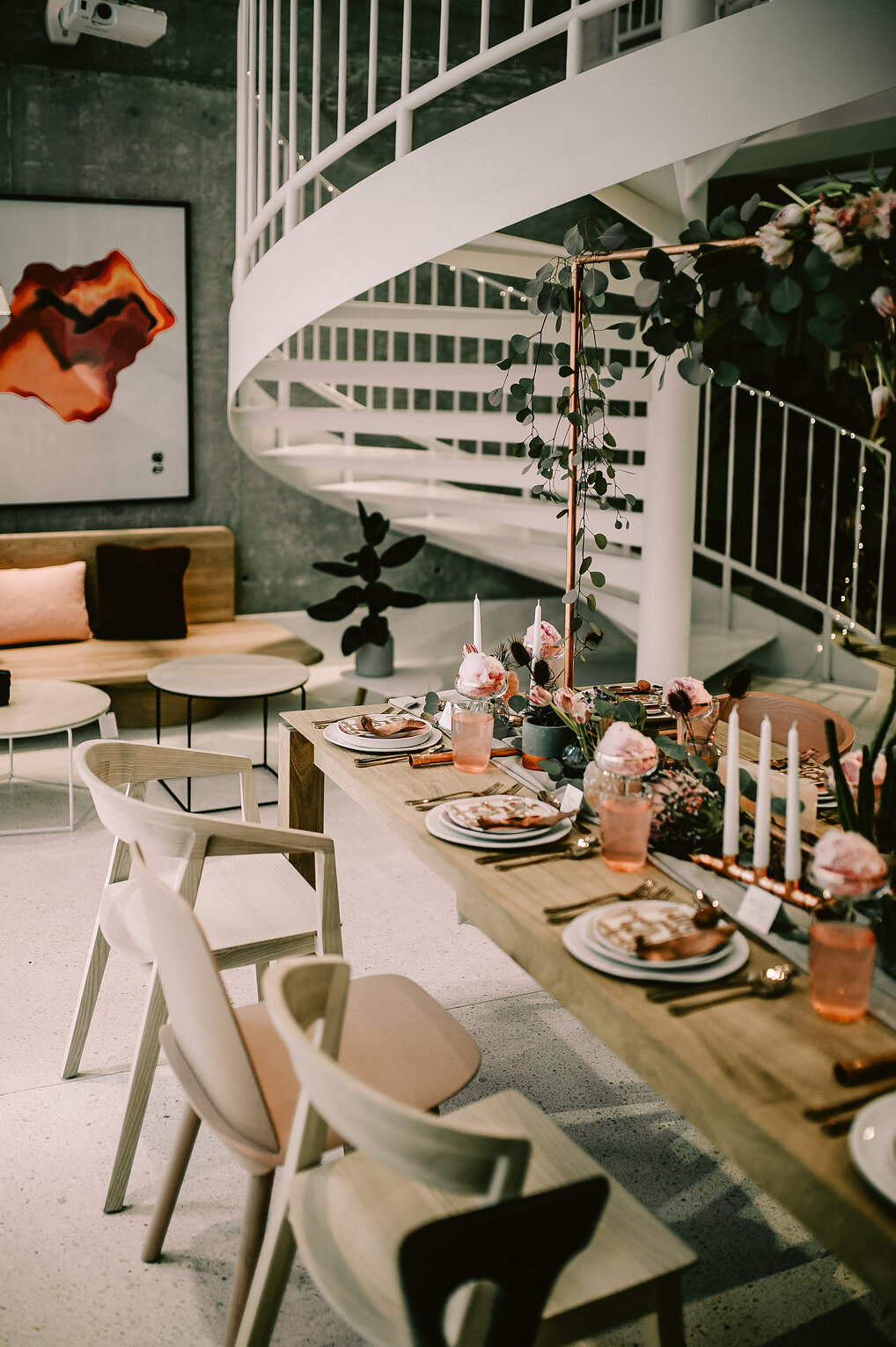 Detalj hrane sa bakarnim priborom