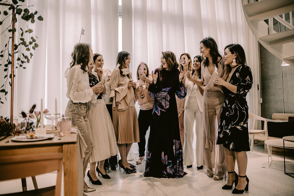 Jelena O sa cvetnim aranžmanom