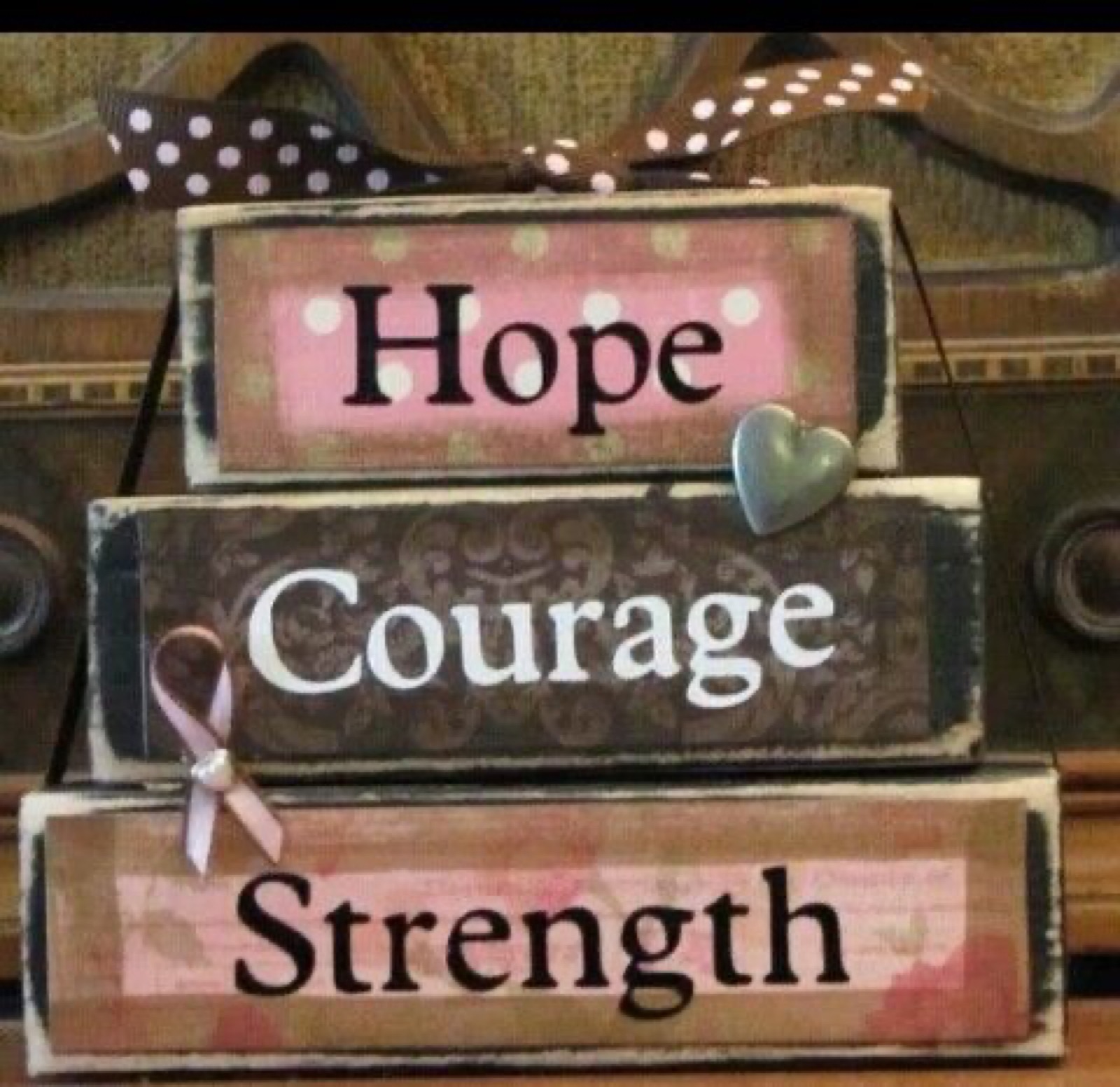 Žena u roze haljini — elegancija i snaga