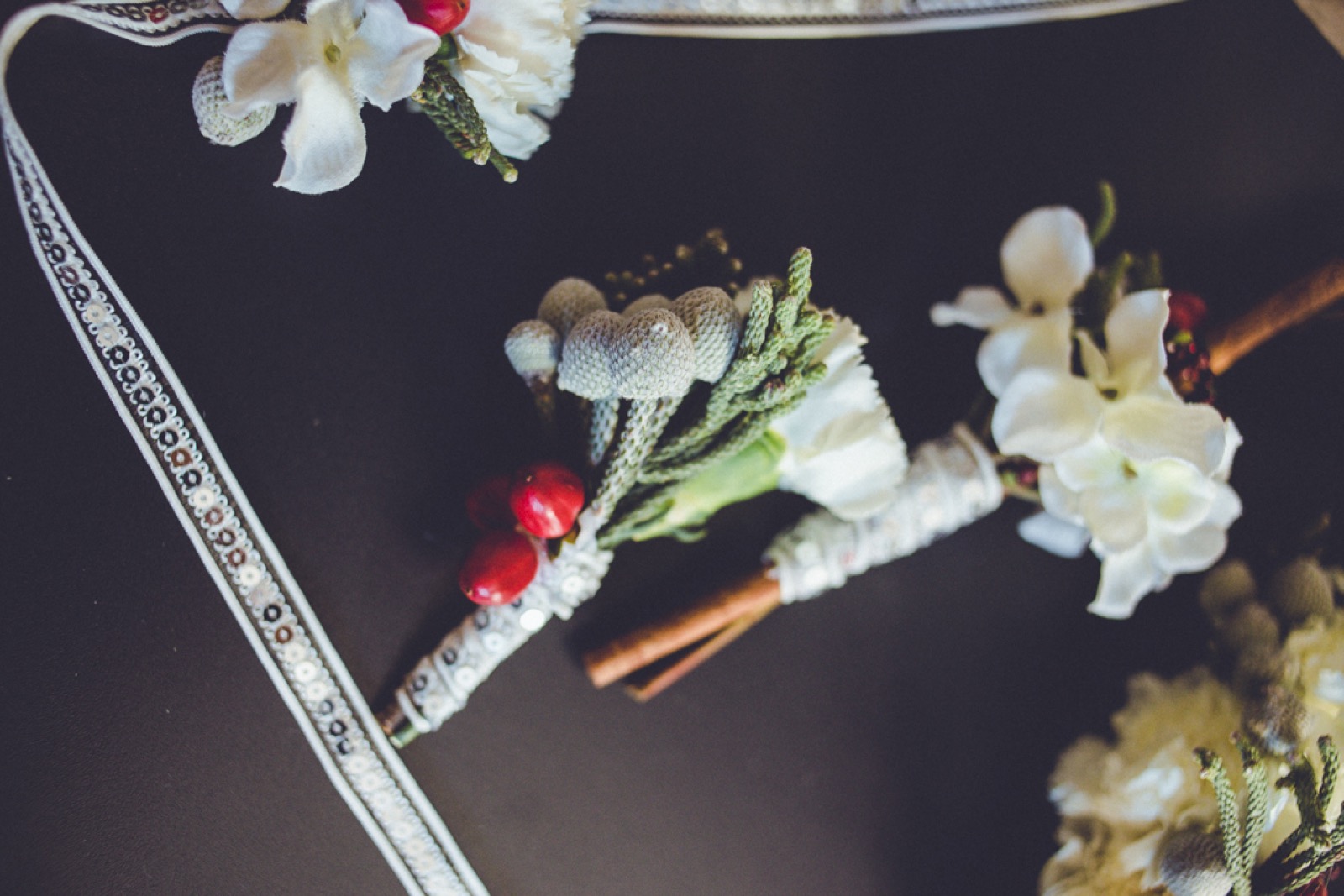 Sveće i cveće u snežnom ambijentu