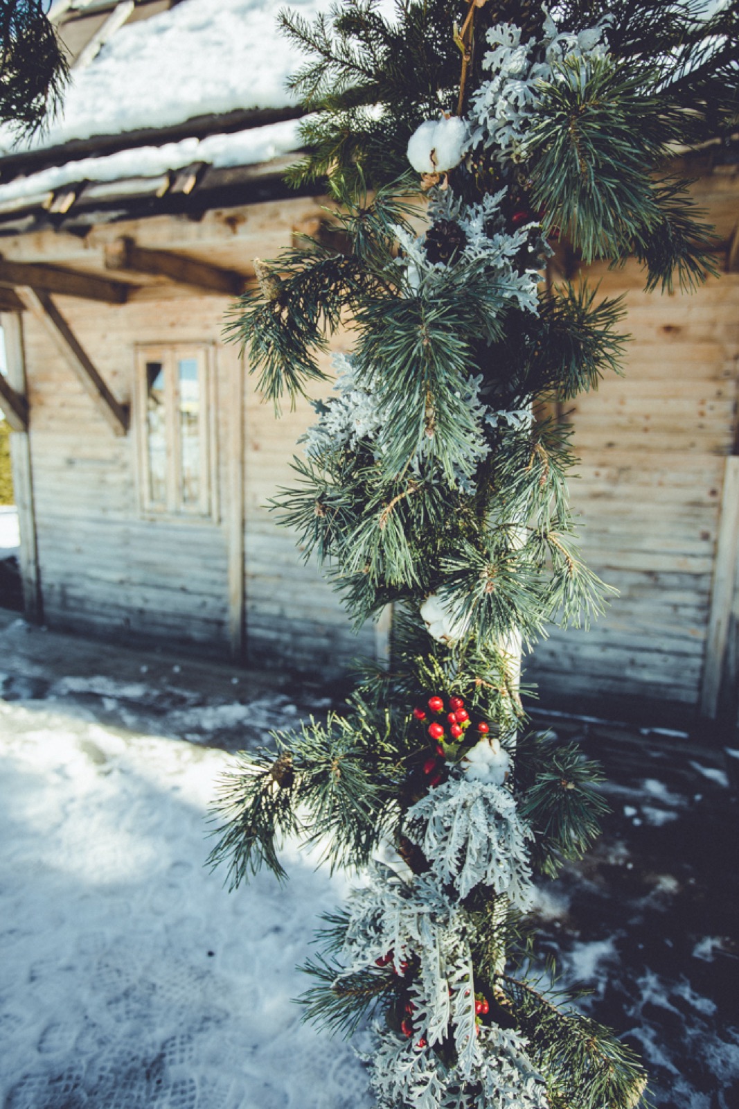 Mlada sa buketom u snežnoj šumi