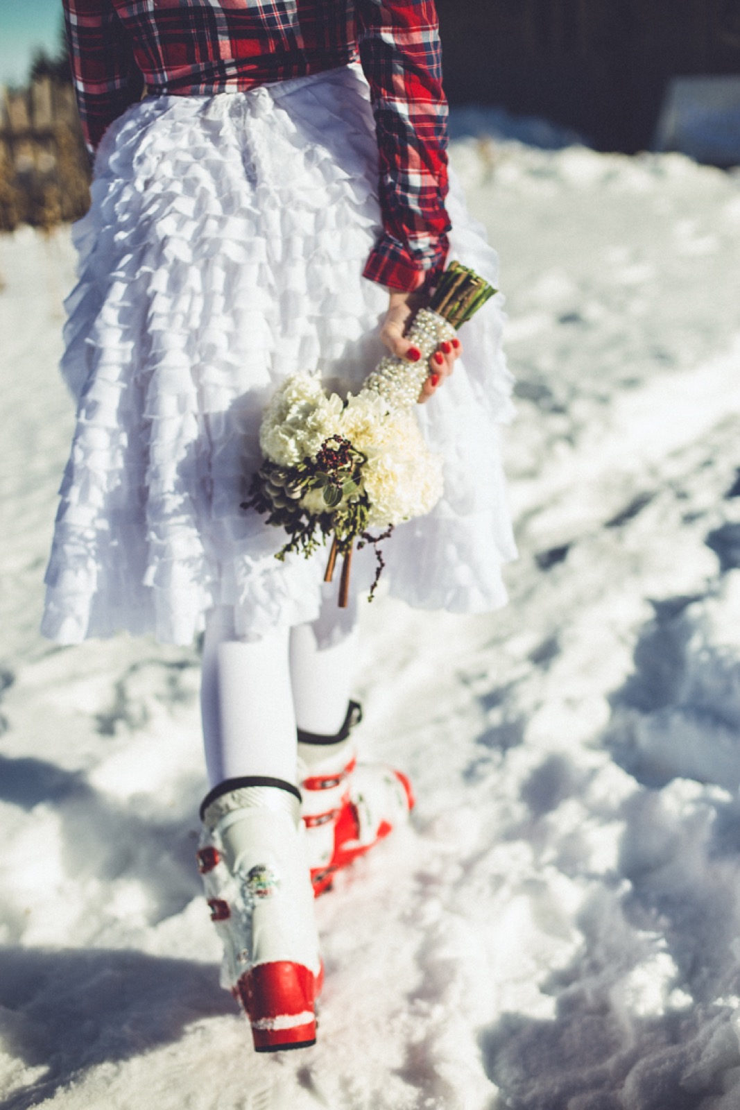 Sveća i dekoracija na snežnoj podlozi
