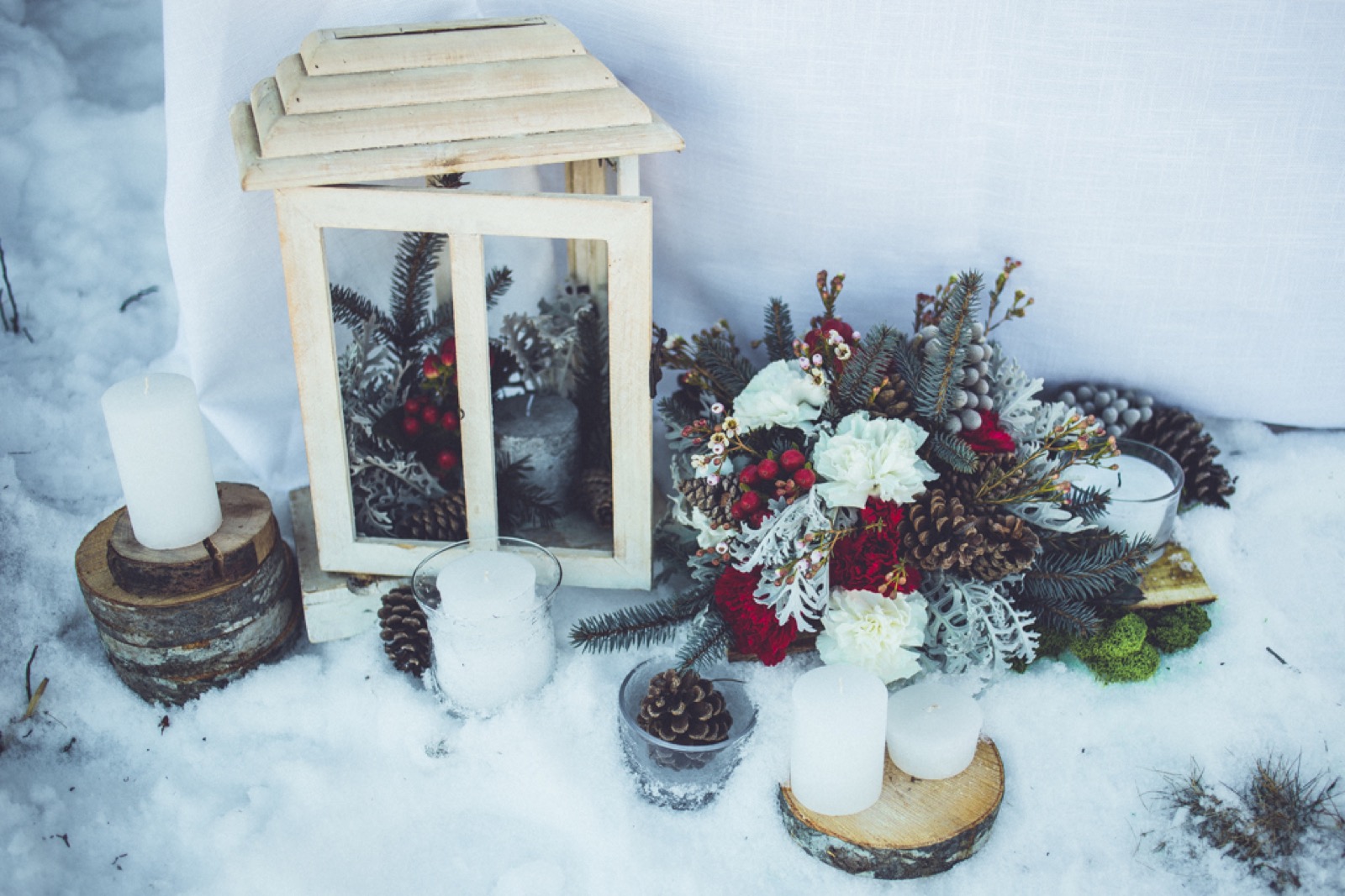 Zimski venčani buket sa crvenim detaljima