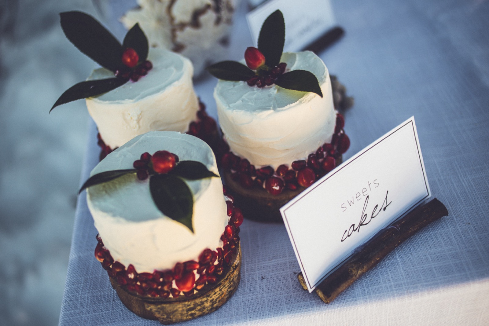 Venčani oltar sa borovima i crvenim detaljima u snegu