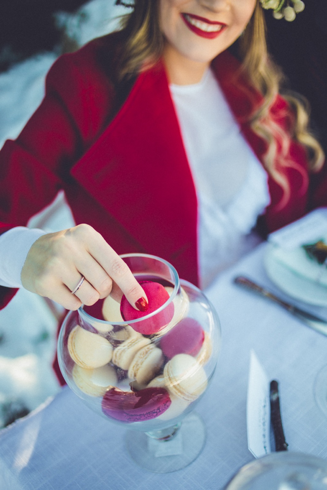Mlada u kariranoj košulji sa buketom na snegu