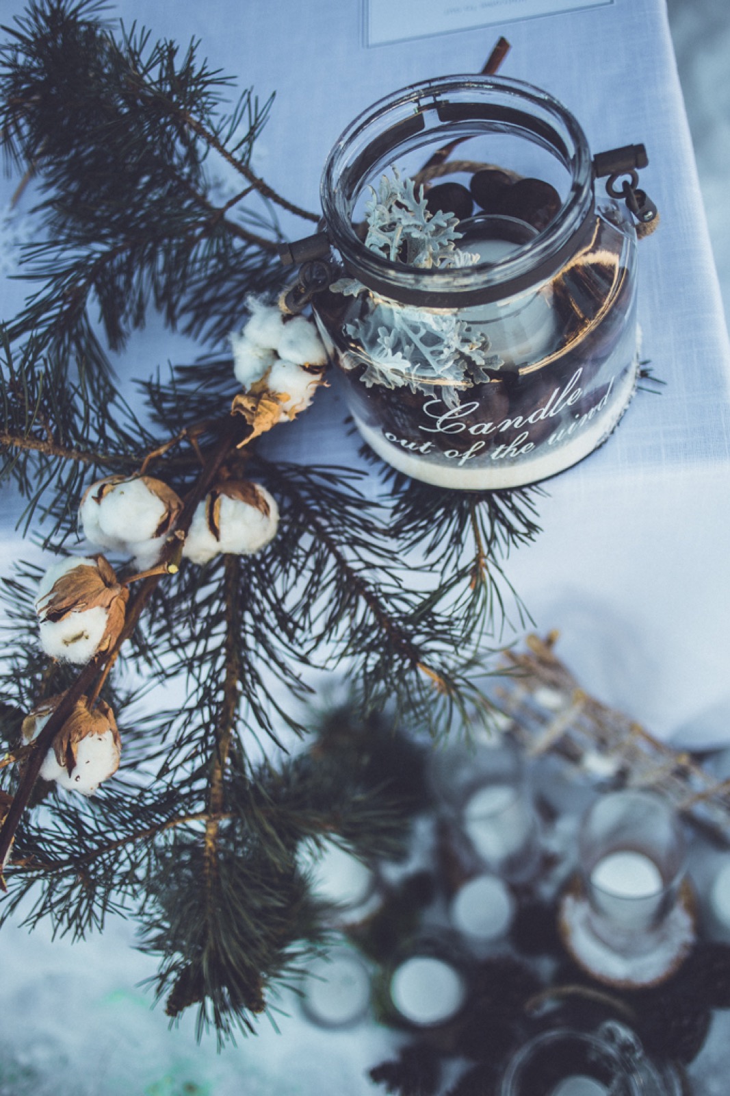 Detalj zimske dekoracije — cveće i sveće