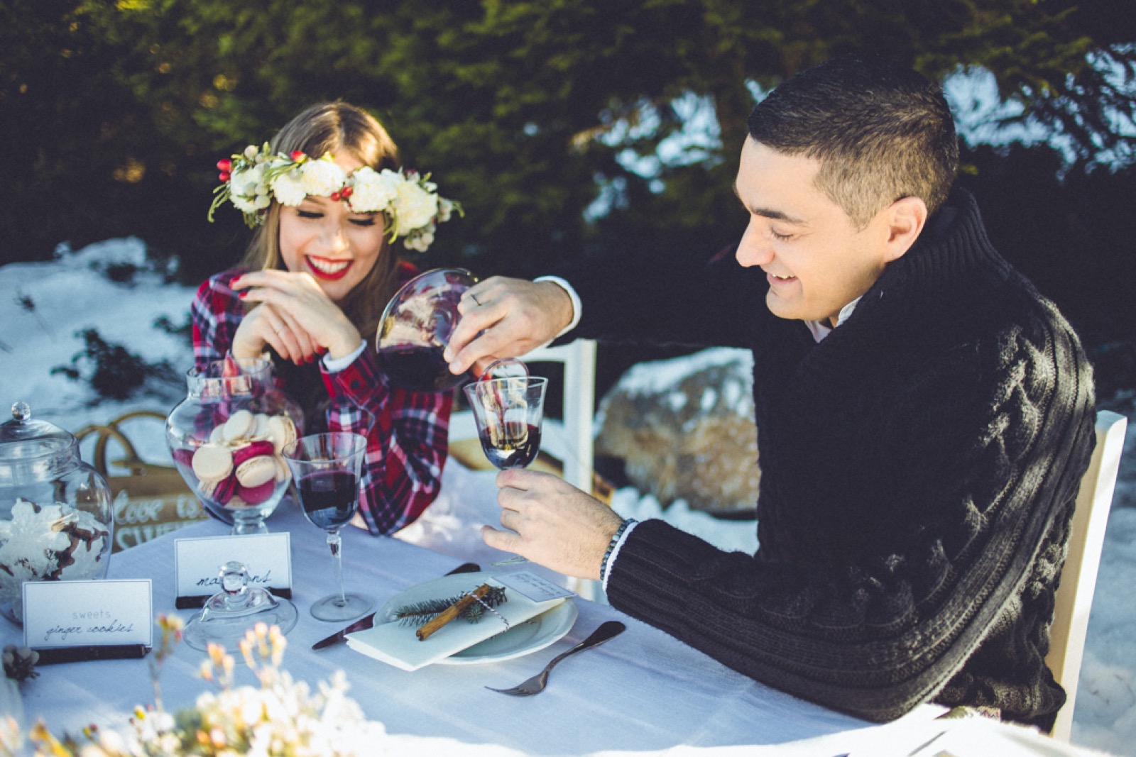 Nena i Marko za stolom, nazdravljaju