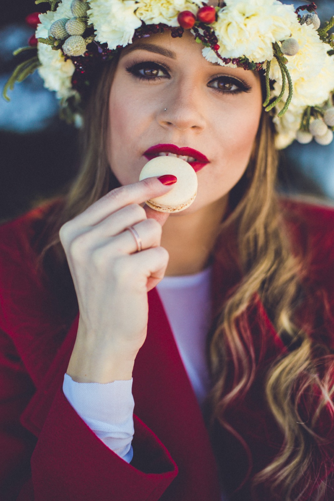 Venčani detalji — sveće i borove grančice