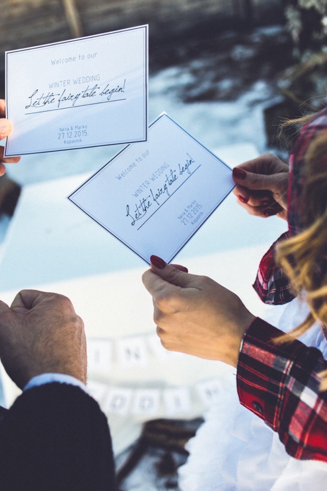 Venčani sto na snegu sa kompletnom dekoracijom