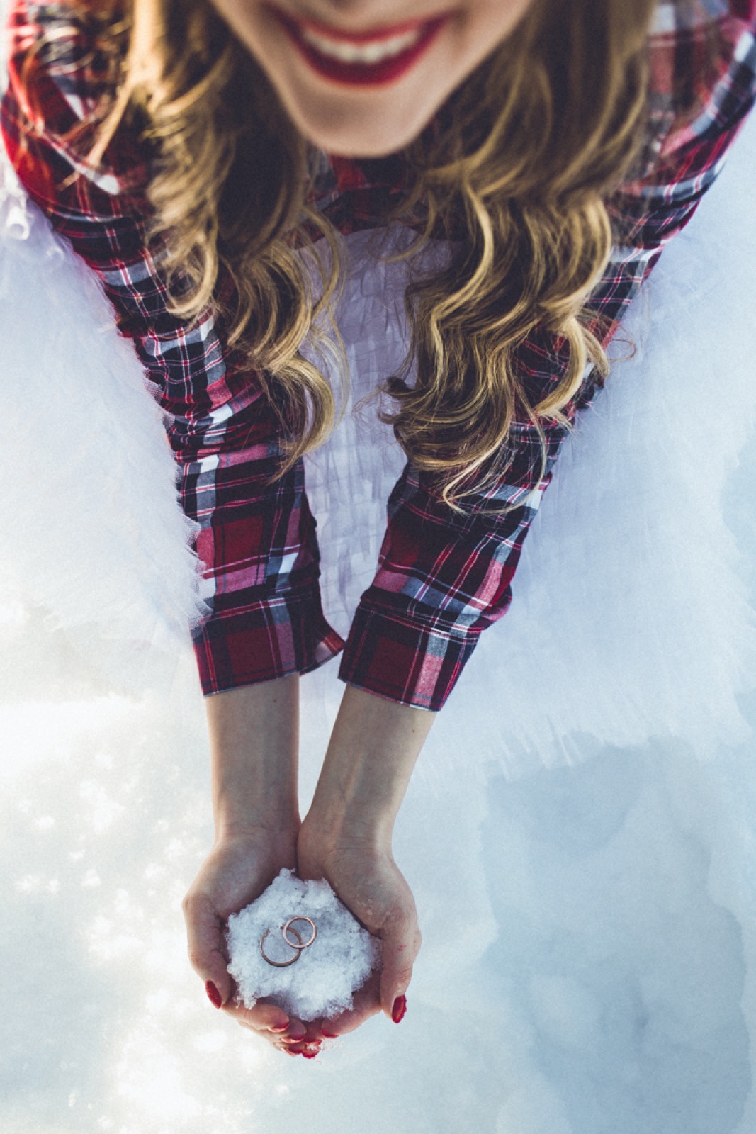 Par nazdravljuje u snežnom ambijentu