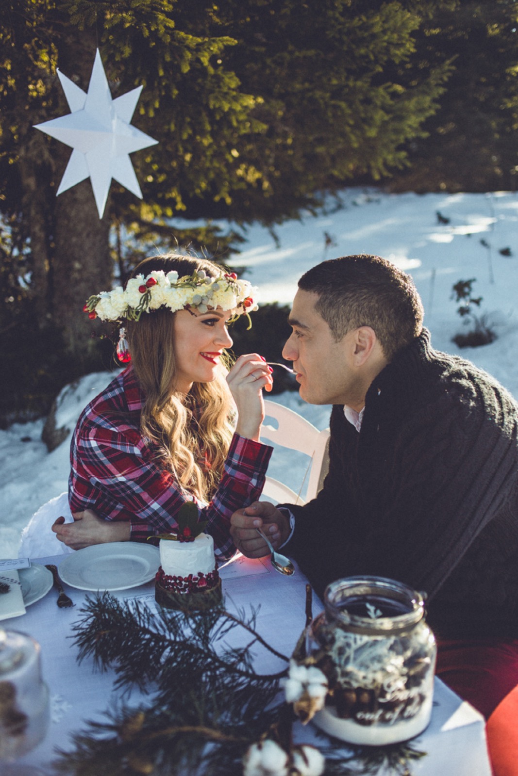 Mlada sa buketom u snežnoj šumi