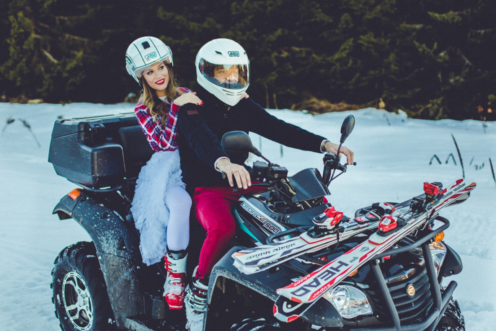 Zastava na snegu označava lokaciju venčanja