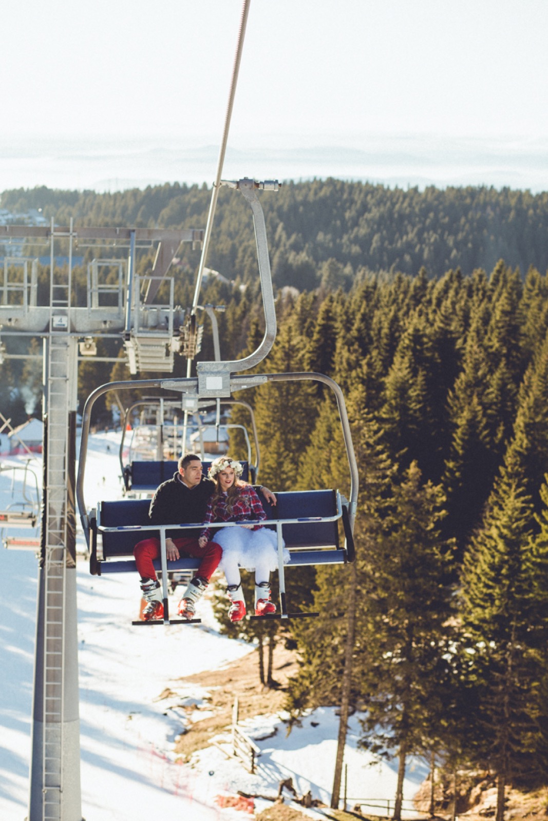 Stolice sa kariranim ćebadima i Mr & Mrs tablicama