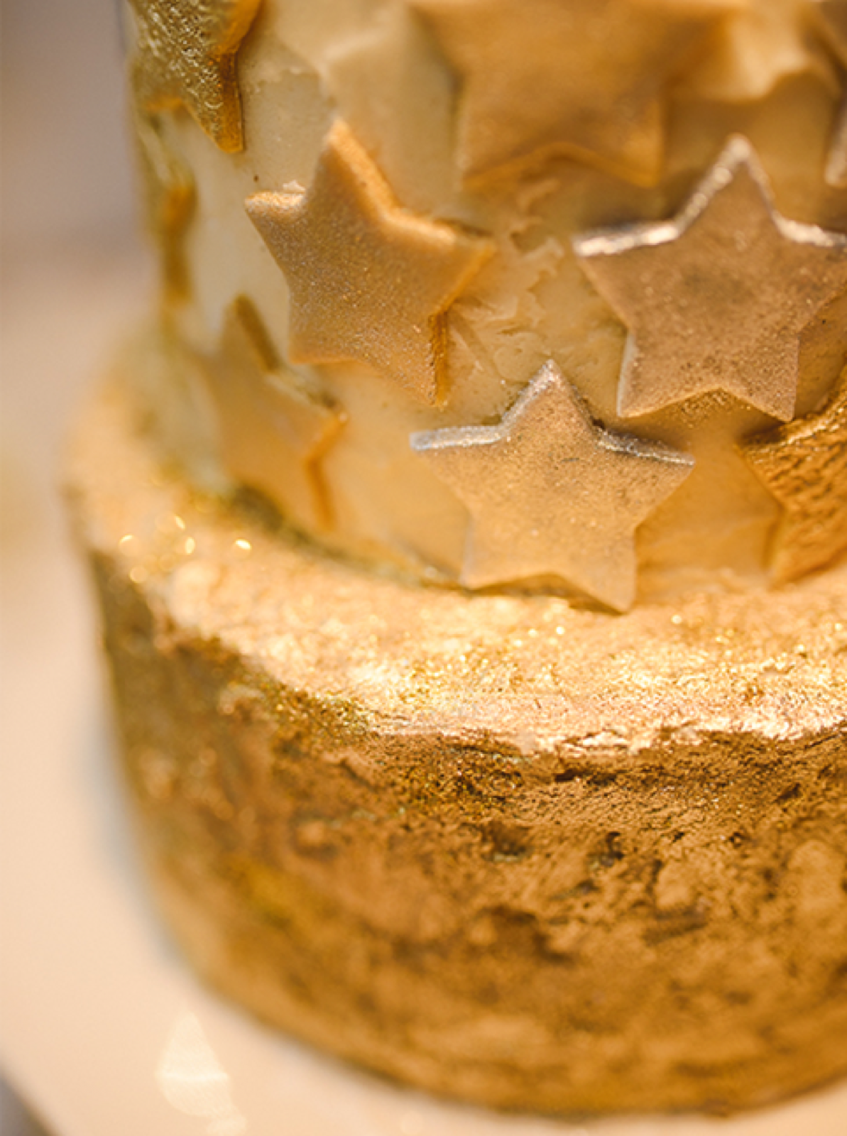 Novogodišnji kolači ukrašeni šarenim dekoracijama