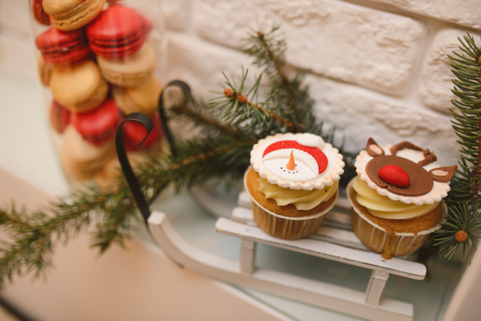 Detalj praznicne torte sa zlatnim ukrasima