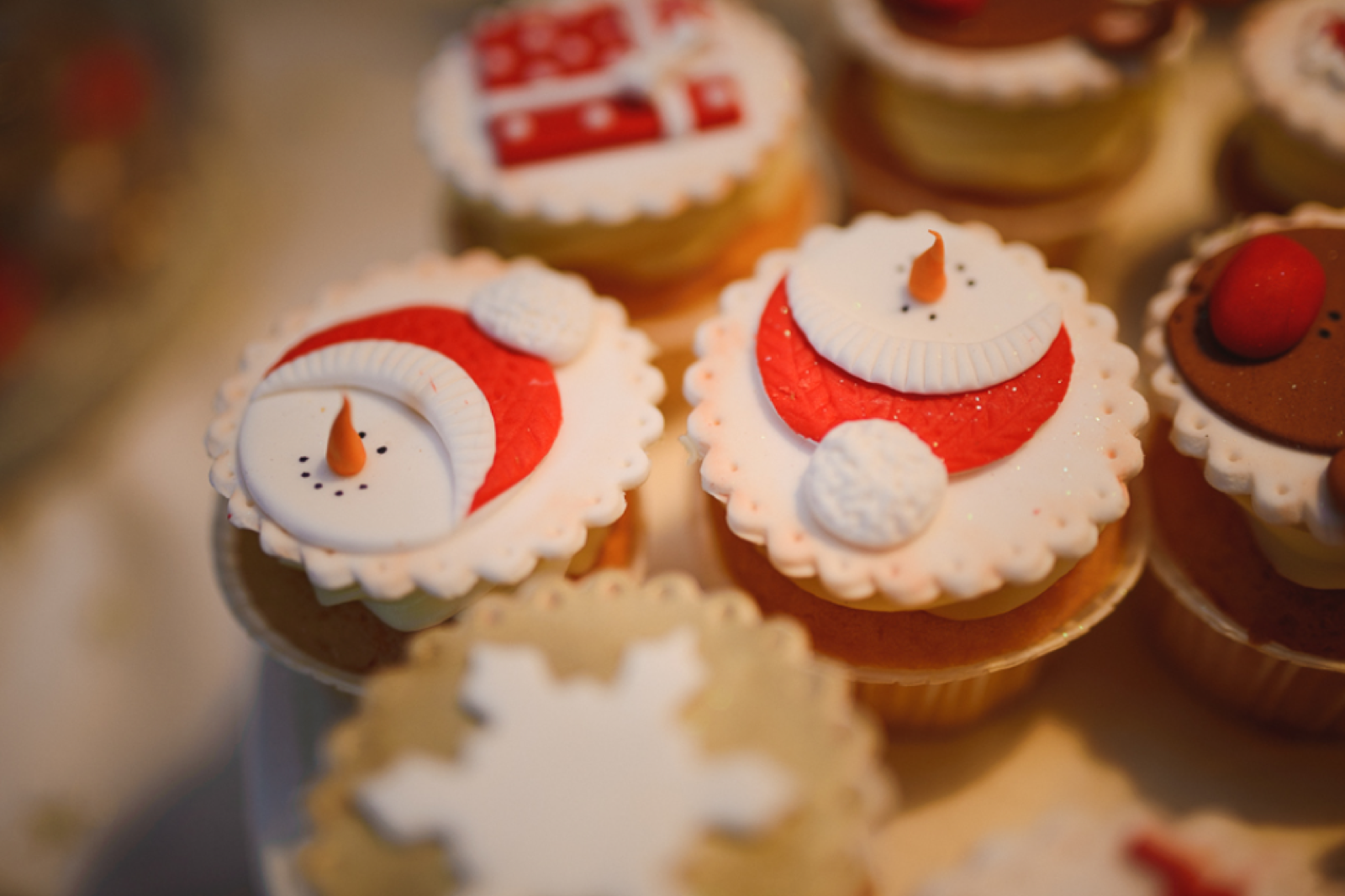 Pogled na ceo ukrašen dnevni boravak — crvena, bela i zlatna paleta