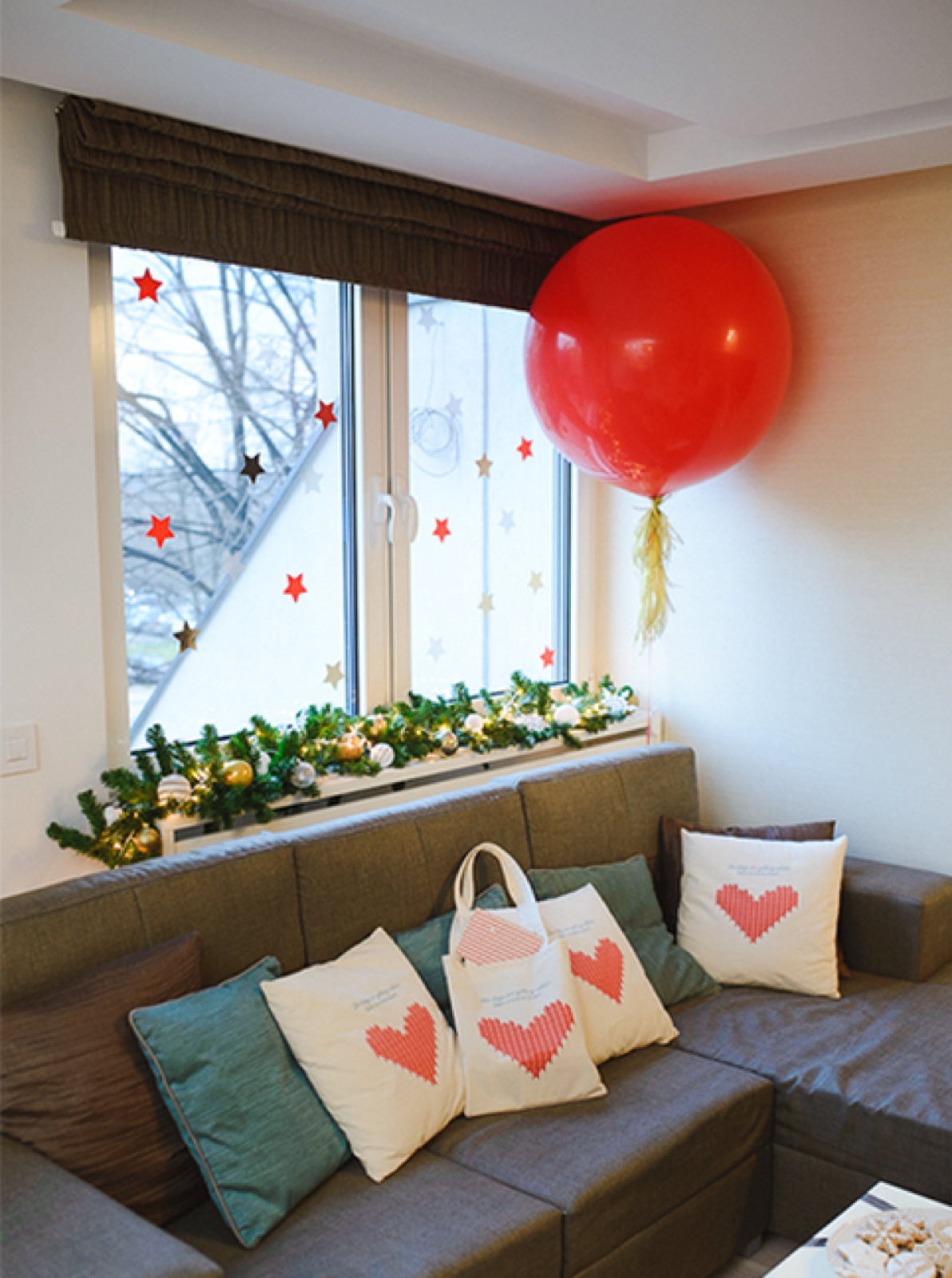 Slatki sto sa tematskim kolačićima u obliku zvezdica i srca