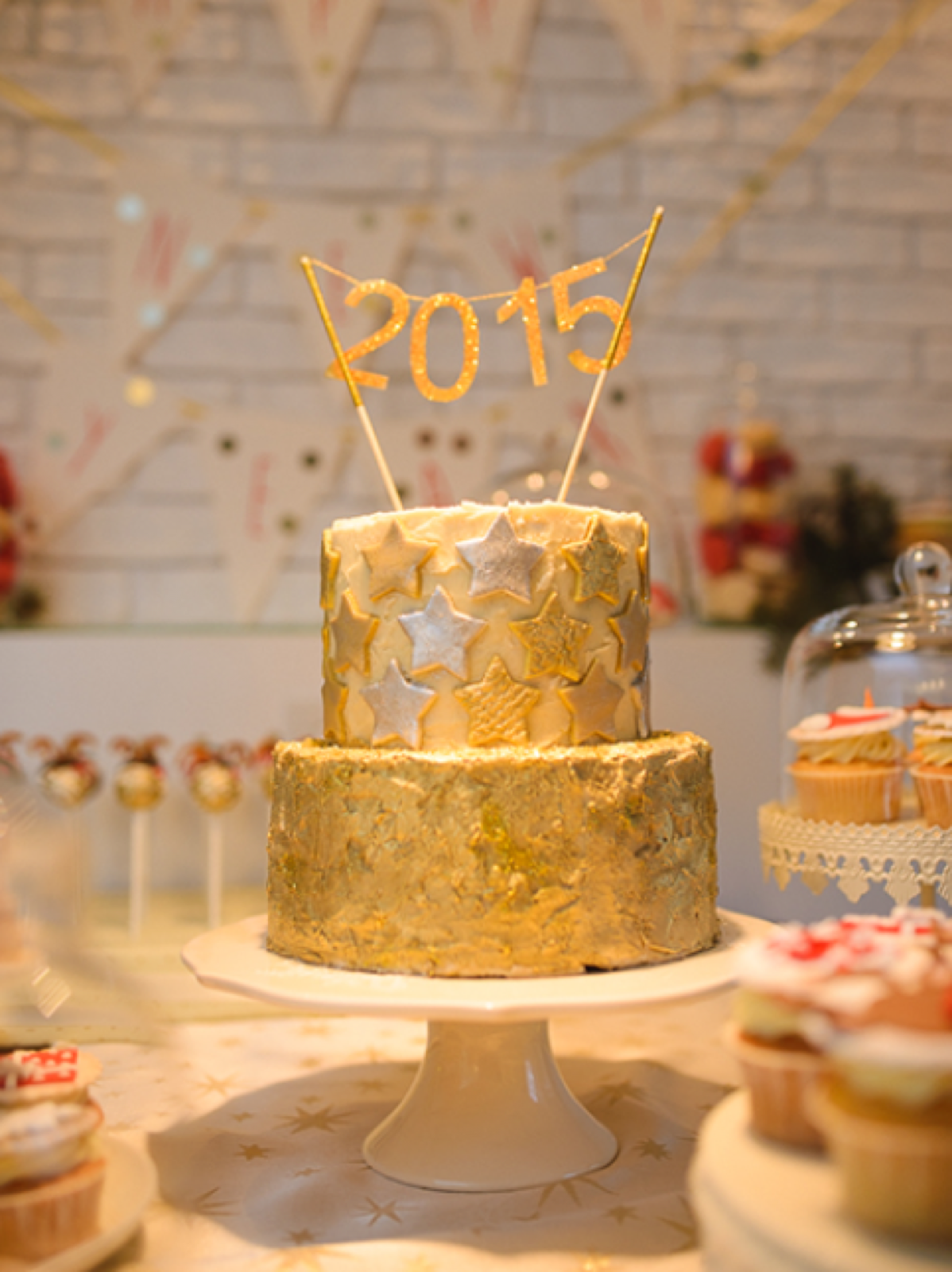 Crveni baloni sa zvezdicama na plafonu