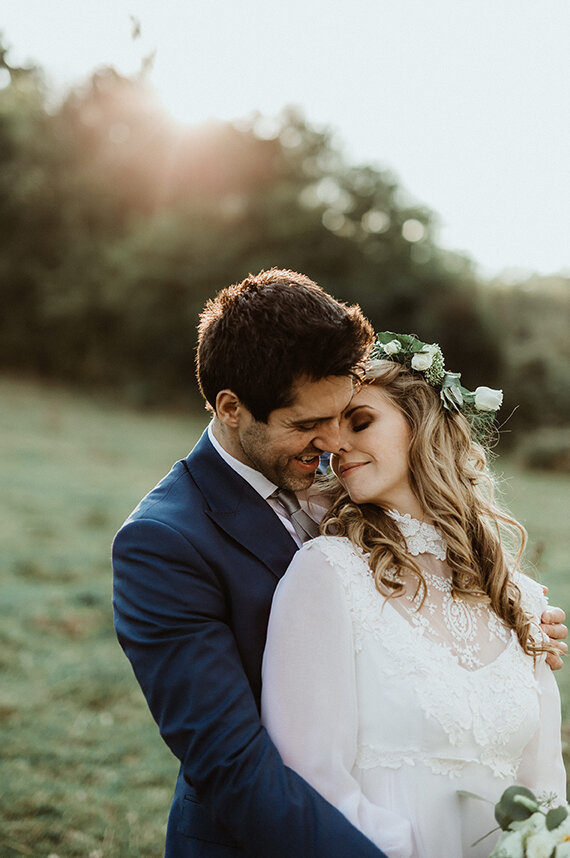 Romantičan momenat para u prirodi