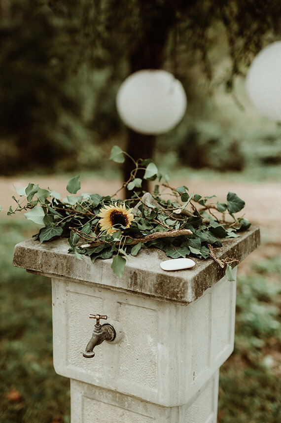 Dekoracija sa žutim cvećem