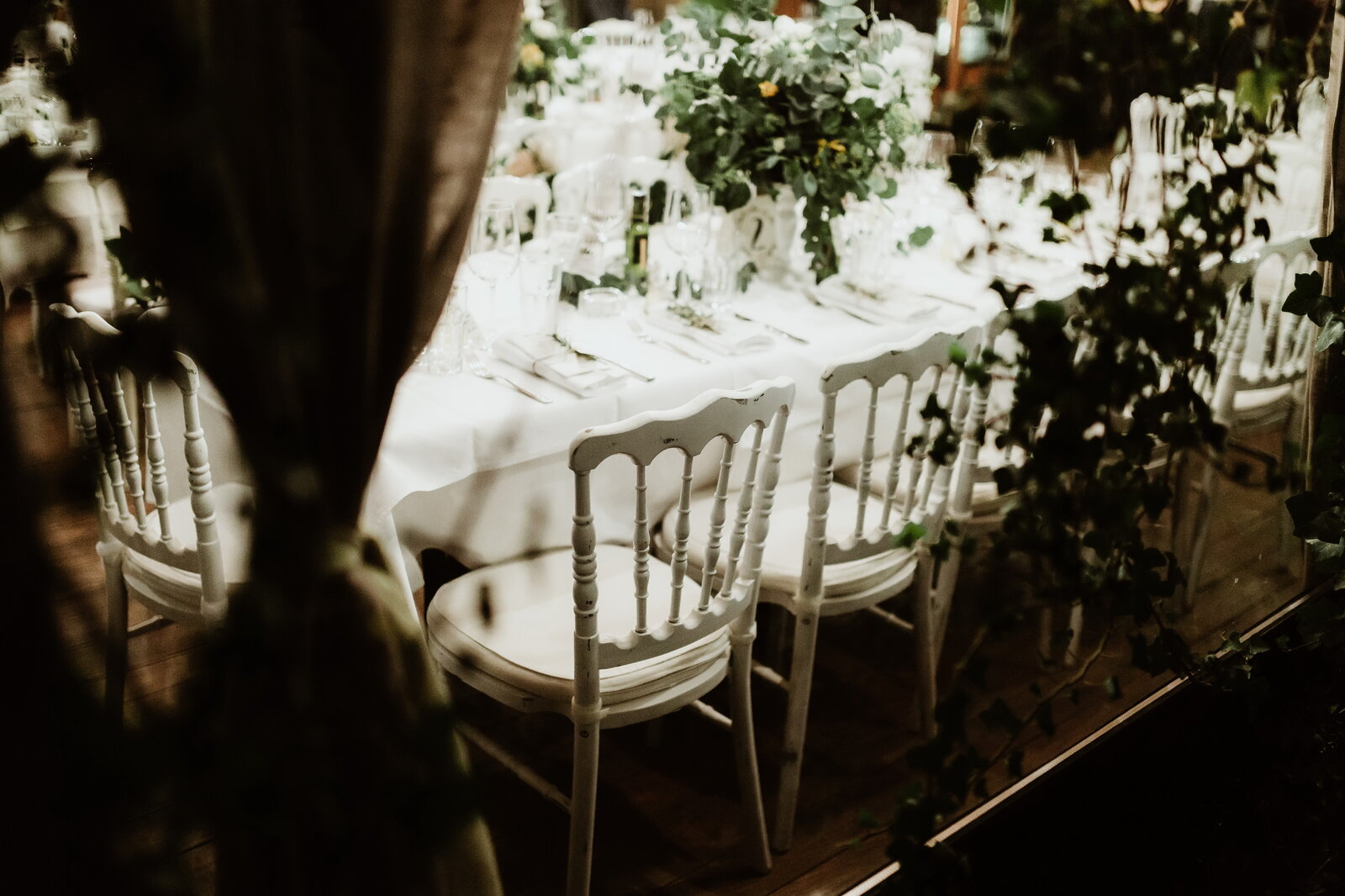 Stolice i stolovi pod svetlima