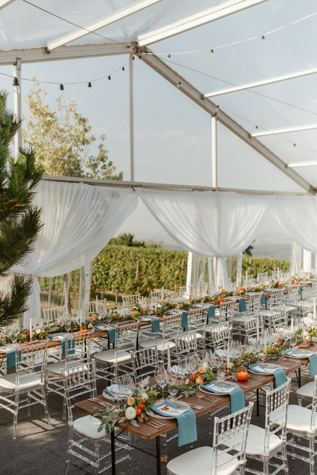 Poklon dobrodošlice za goste — ceger sa natpisom i domaćim proizvodima