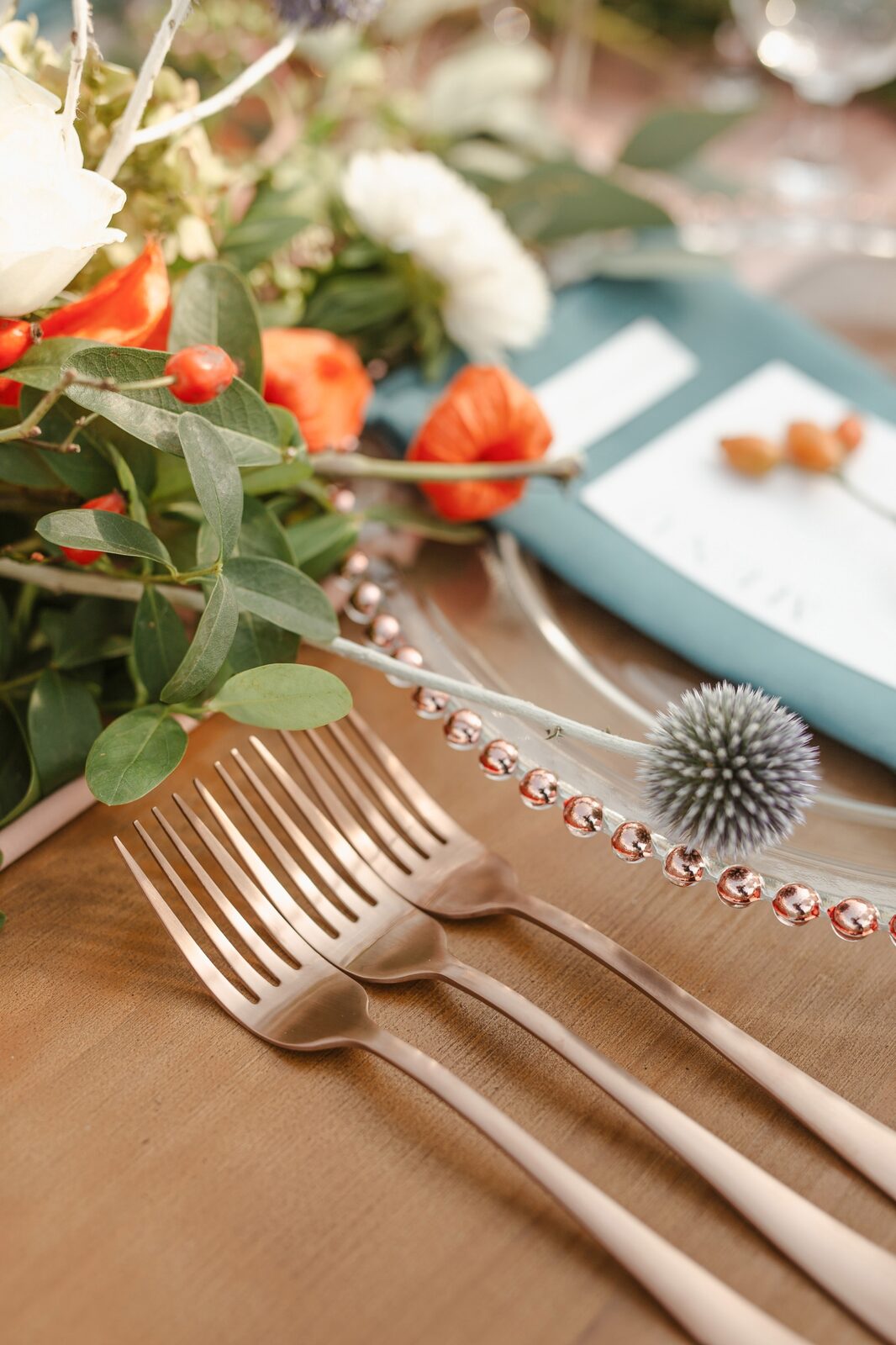 Ručno napravljena kićanka sa ruzmarinovom grančicom i šipurkom