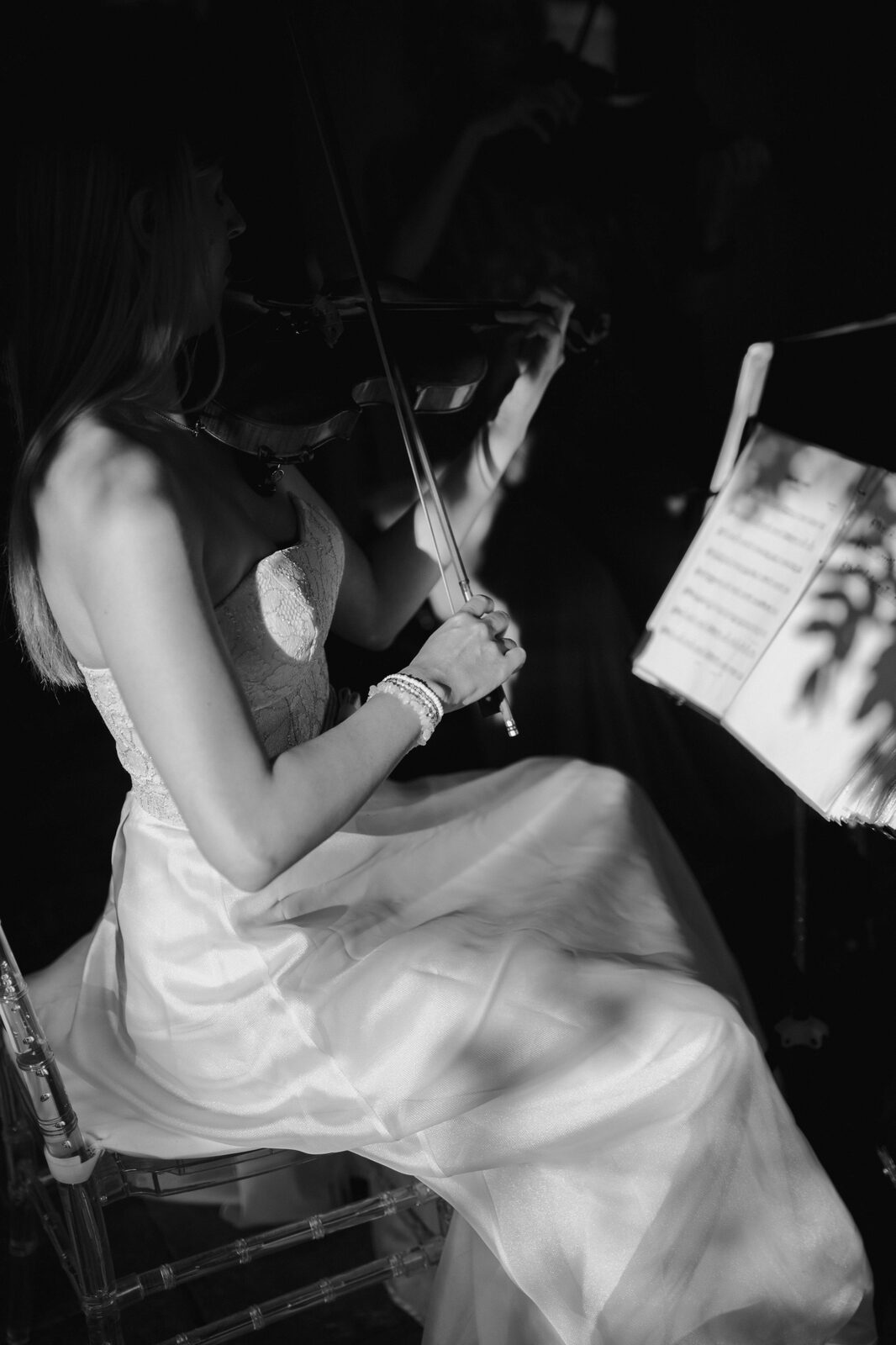 Kutija sa kićenkama za goste i zlatnim detaljima