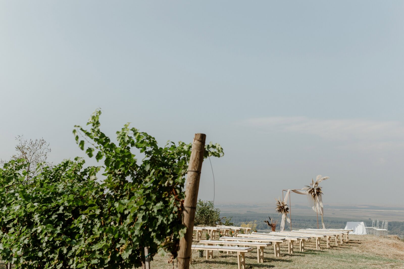 Dugački svadbeni stolovi pod providnim šatorom sa kristalnim lusterima