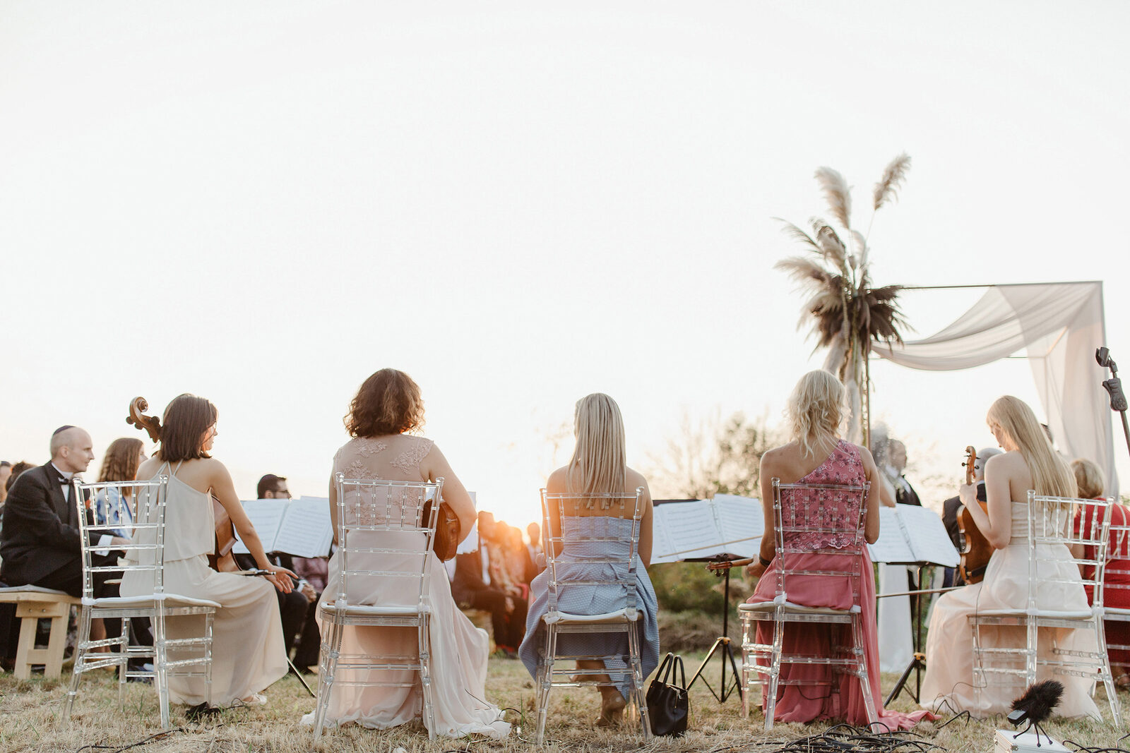 Detaljni pogled na stolni aranžman sa rose gold priborom
