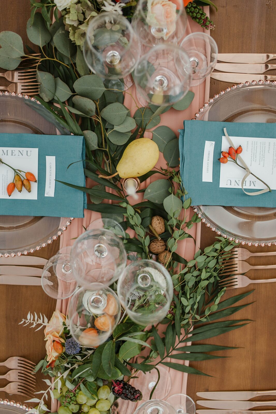 Kristalni lusteri pod providnim krovom šatora