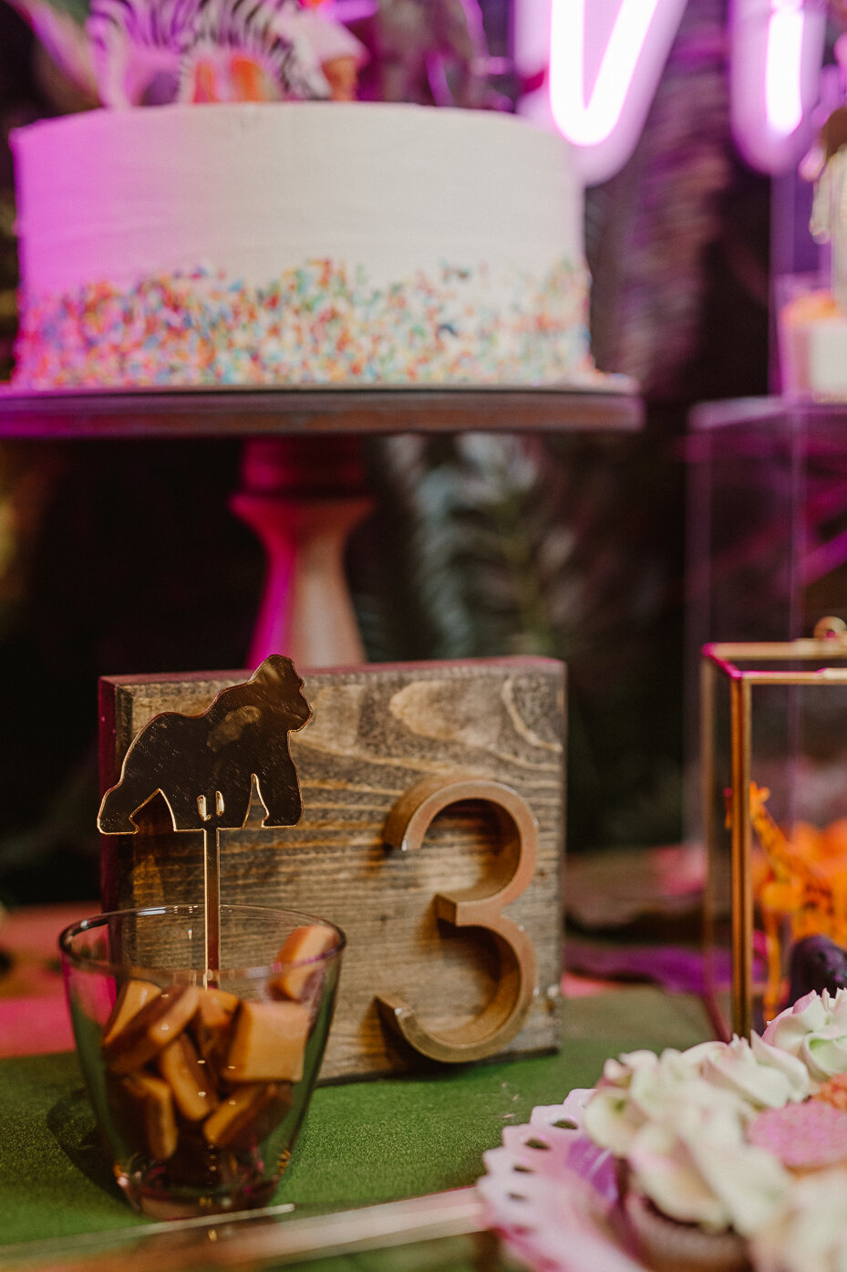 Slatki sto sa tropskom dekoracijom