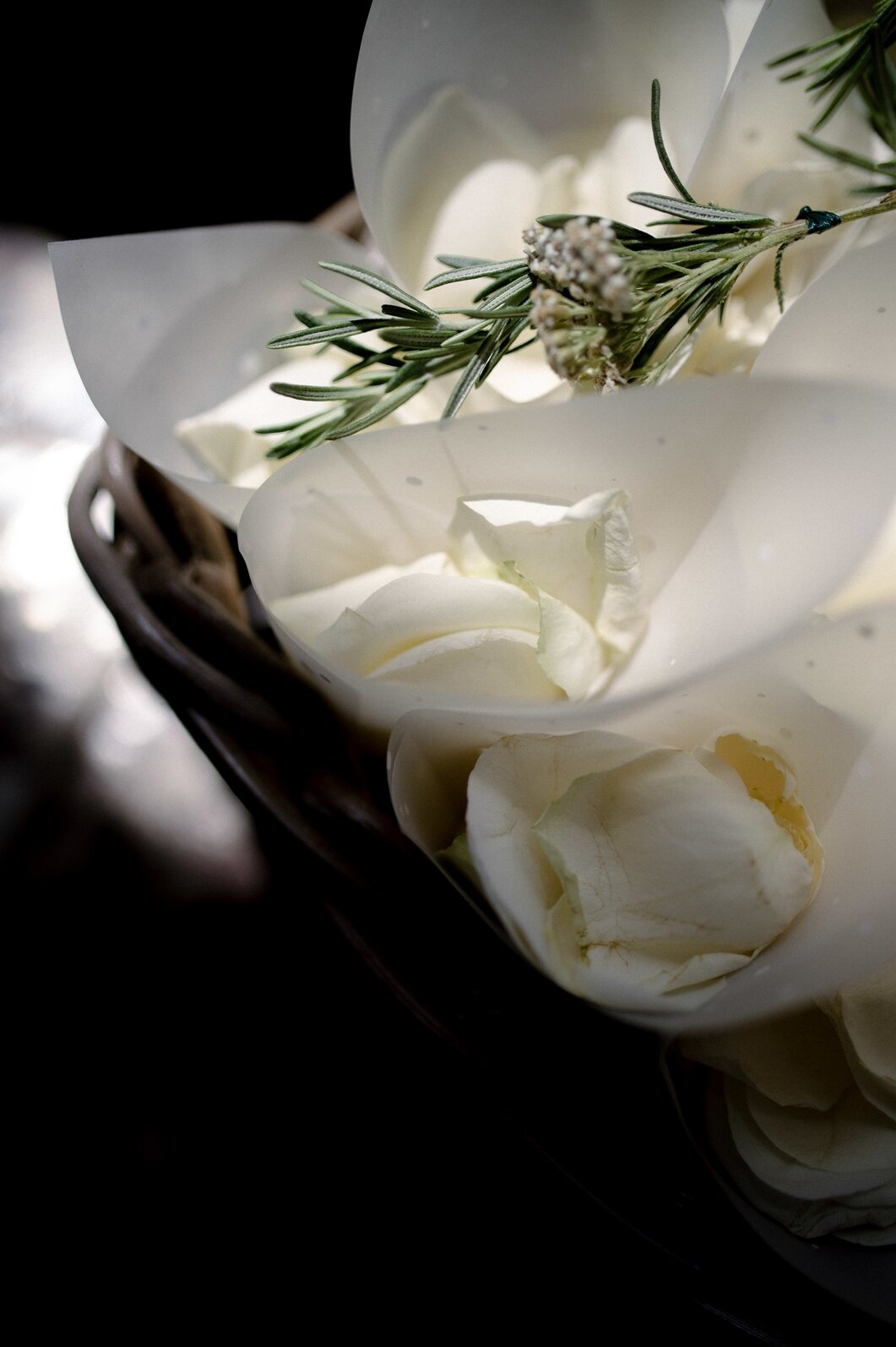 Cvetna dekoracija za venčanje u prirodi