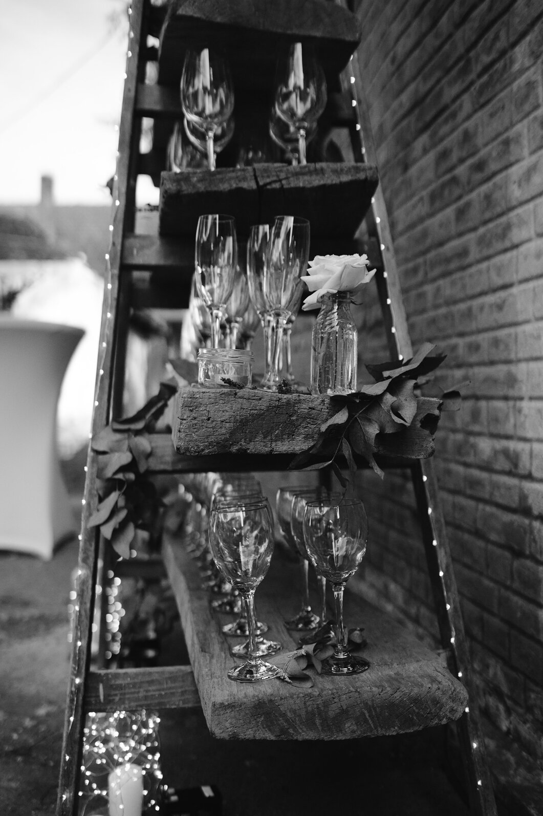 Detalj cvetne dekoracije venčanja