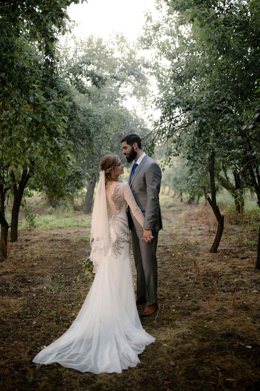 Boris i Vida šetaju kroz voćnjak