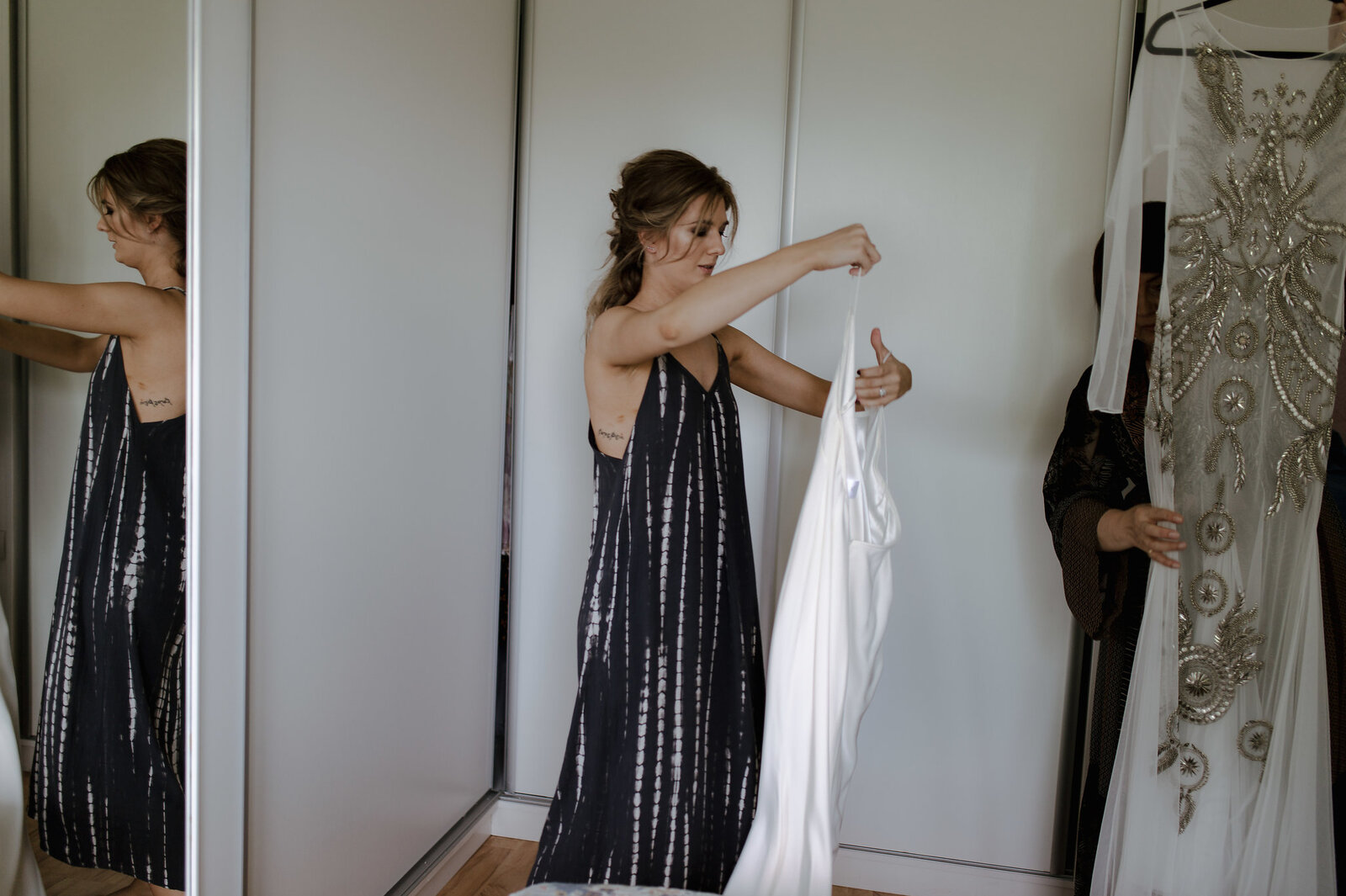 Zadnji pogled na venčanje u voćnjaku — magija večernjih lampica