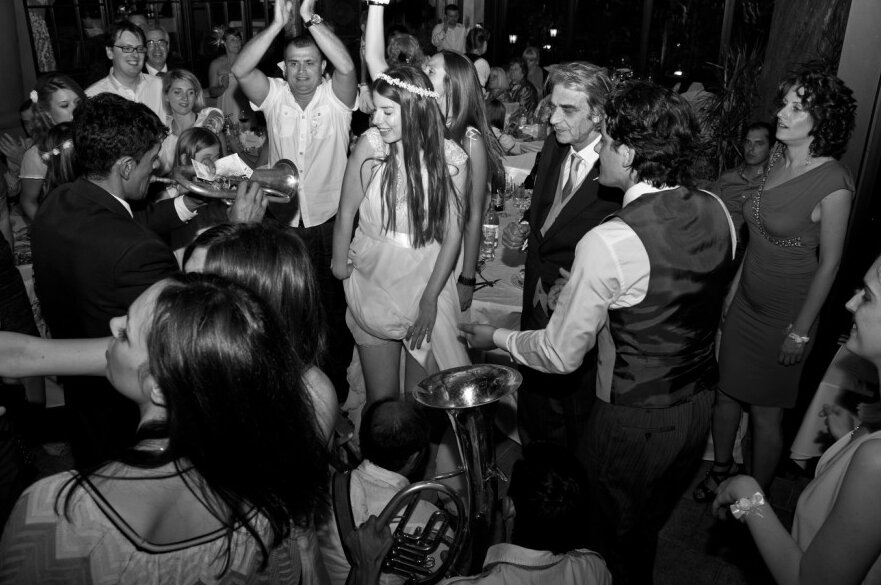 Nela i Romain — zagrljaj u parku