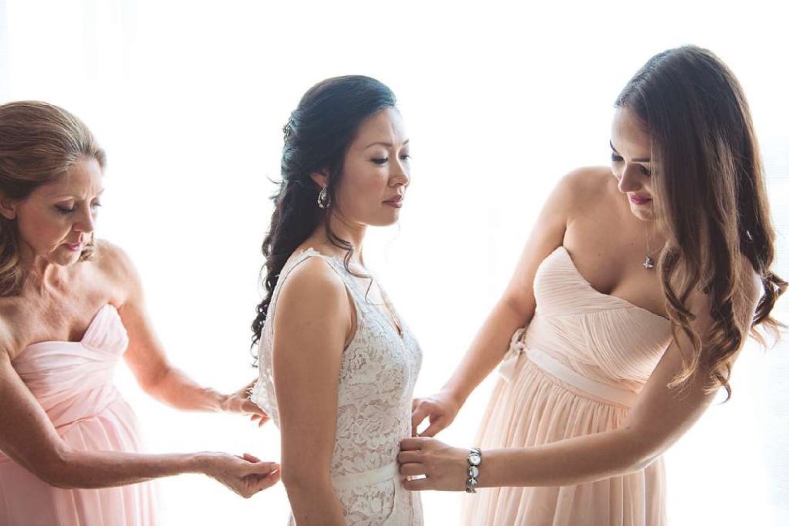 Drugarice oblače mladu u venčanicu