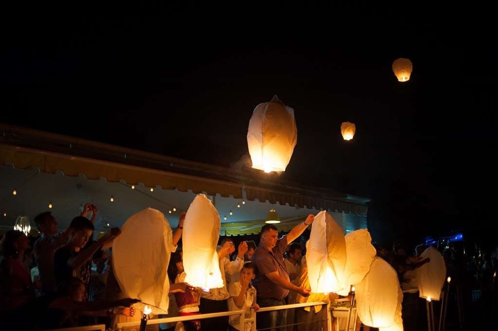 Lampioni lete u noćnom nebu