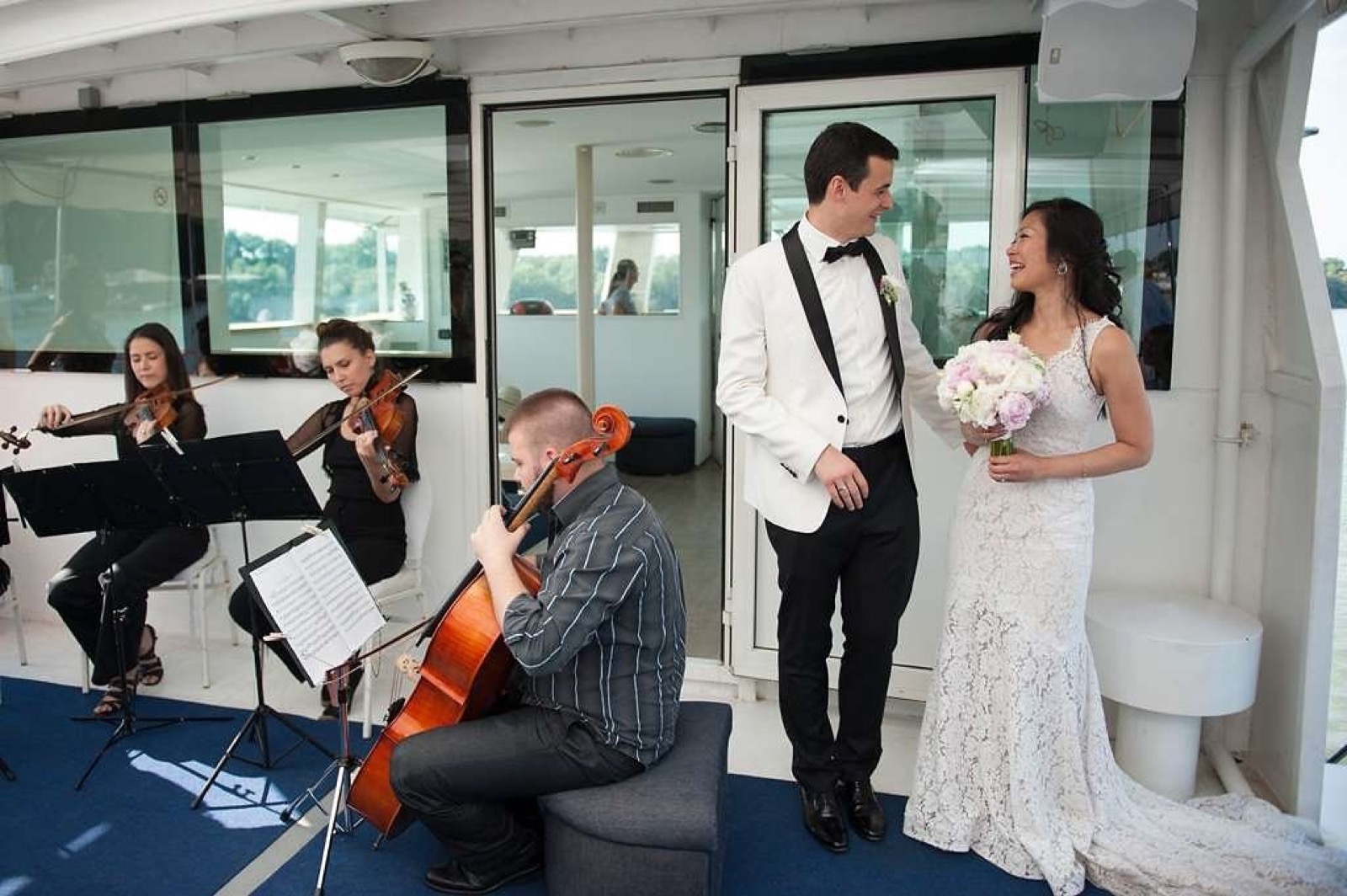 Wendy i Nikola na brodicu sa kvartetom gudača