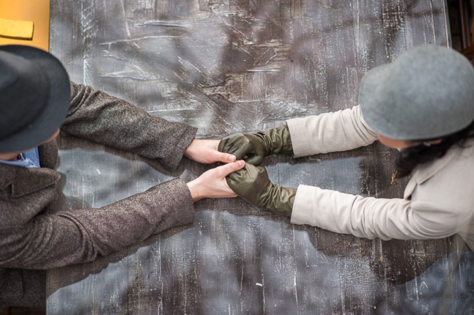 Par u zagrljaju pri zalasku sunca