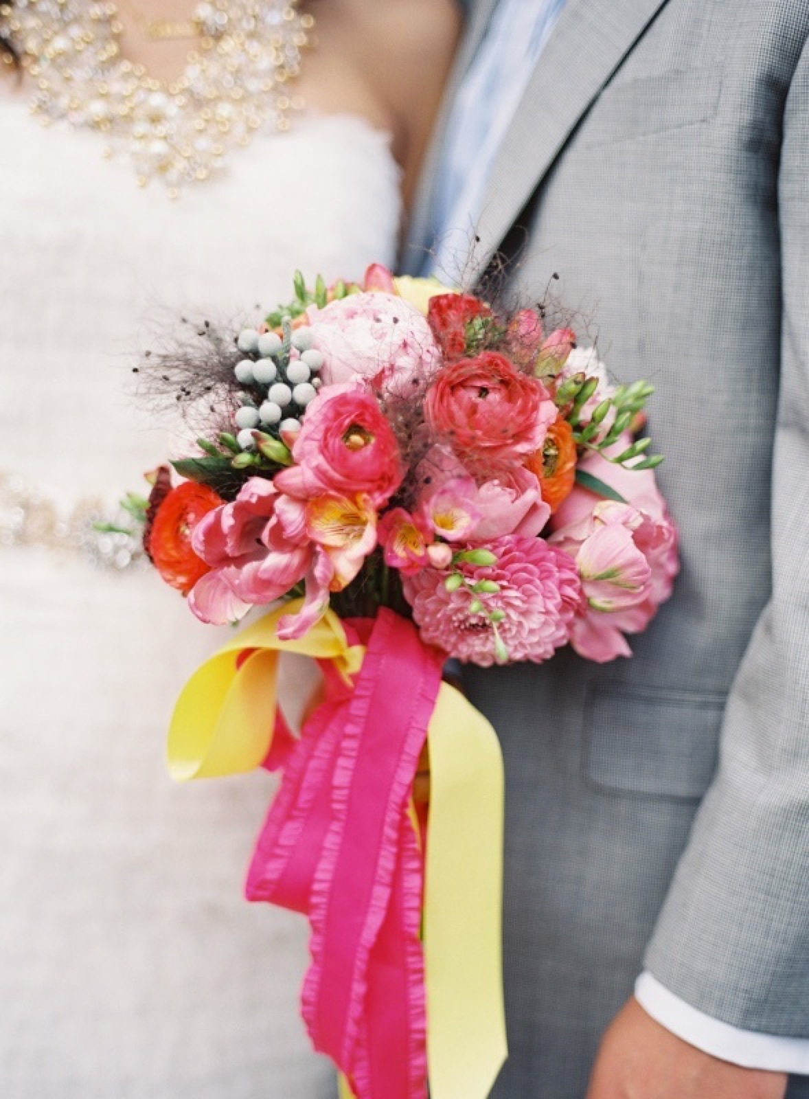 Roze-žuti bidermajer sa dalijom i frezijom