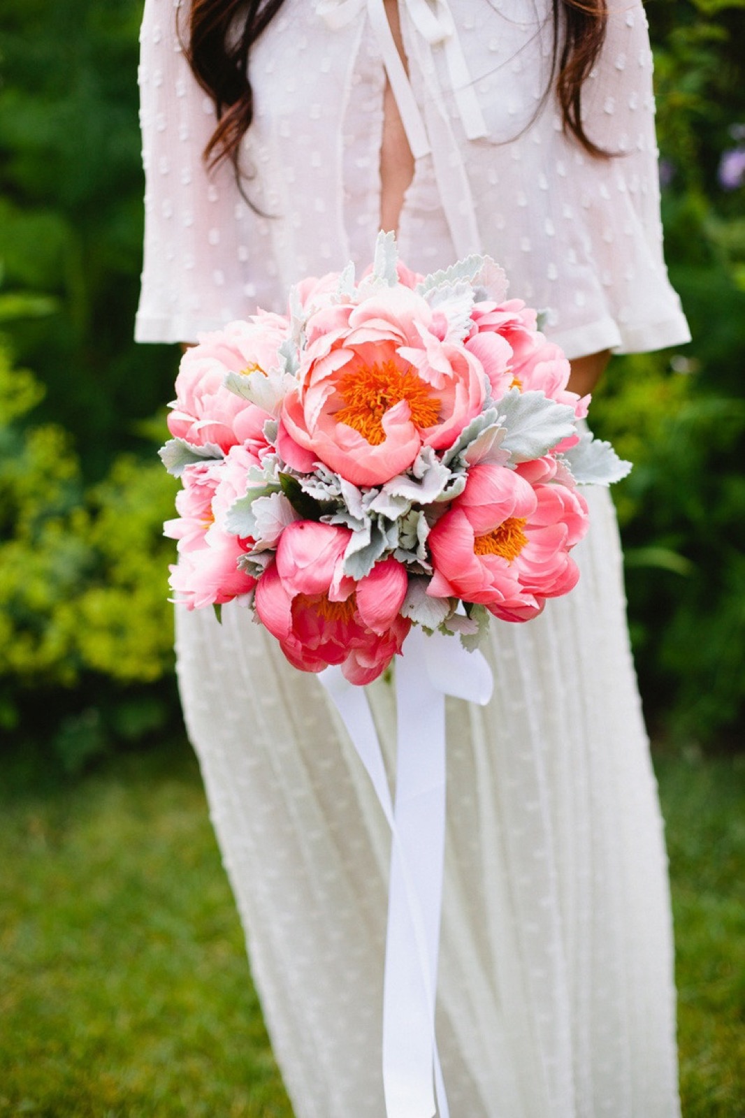 Božuri sa belom mašnom — boho