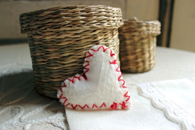 Handmade srce od čipke sa crvenim štepom