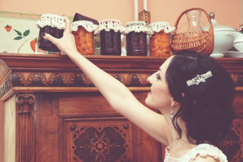 Detalj — bordo lak i prsten