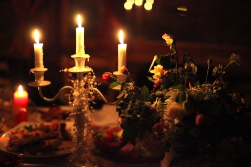 Dekoracija stola — rustični svećnjaci