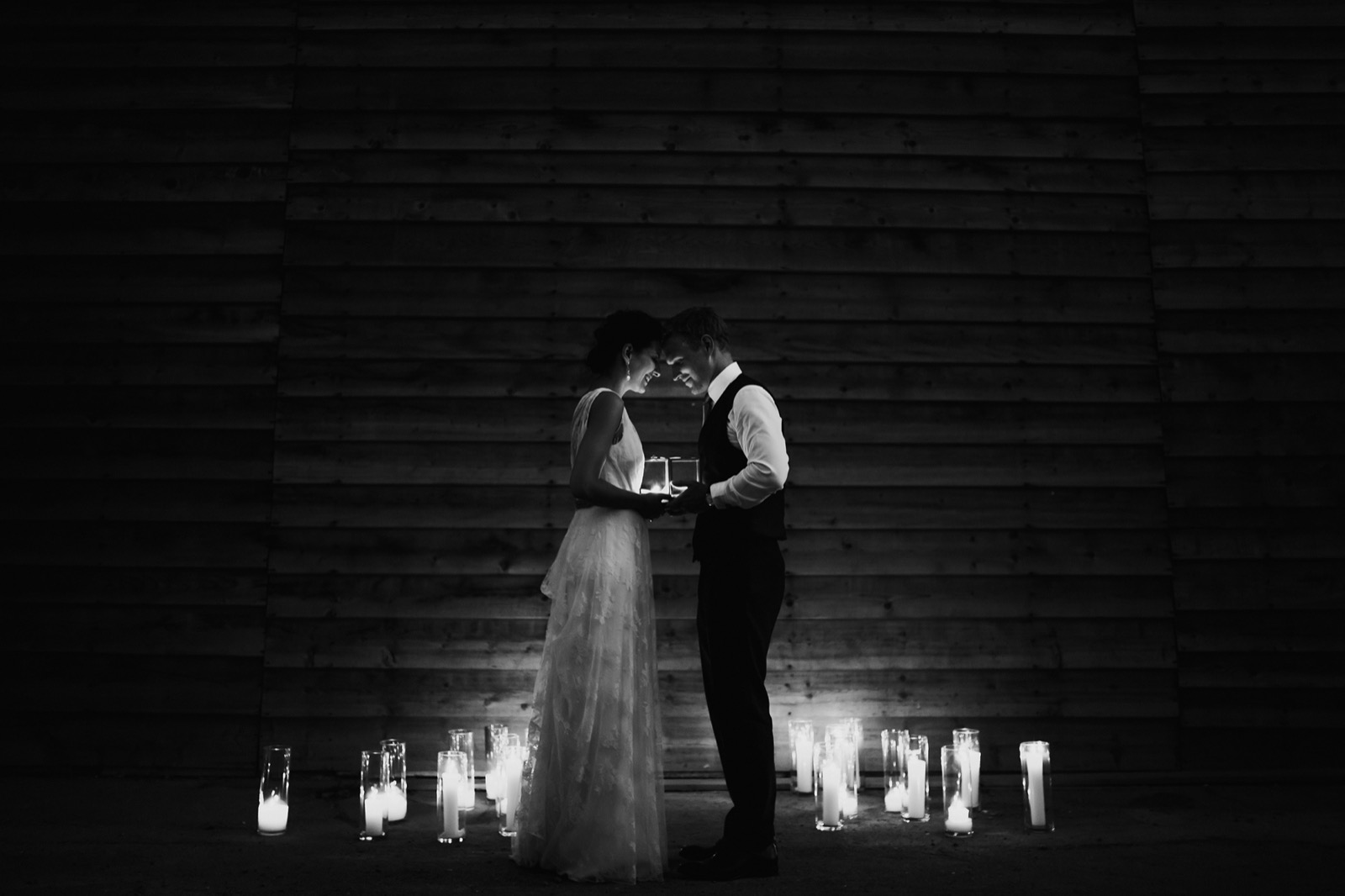 Marijana i Andrew sa svećama u industrijskom prostoru Dorćol Platz