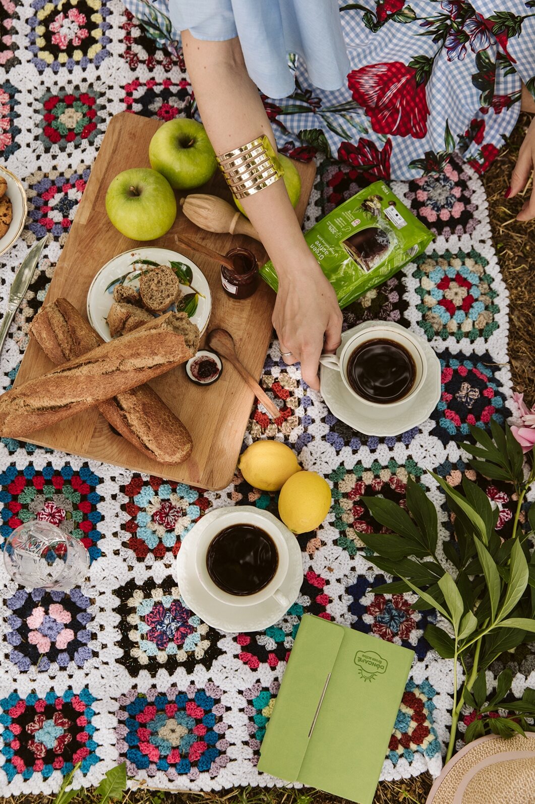 Pogled odozgo na kafu i jabuke