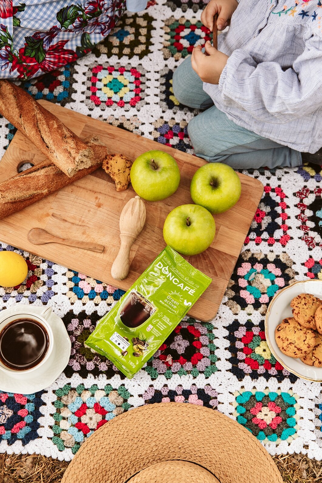 Devojčica jede kolačić